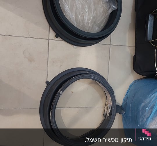 שני אטמים עגולים וכלי עבודה על הרצפה